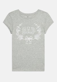 Ανοιχτό γκρι κοντομάνικο μπλουζάκι με λευκό στεφάνι από λουλούδια, γραφικό κορδέλας και κείμενο "GAP Est. 1969" μπροστά.