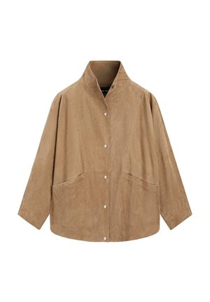 Lichtbruine suède jas met hoge kraag, drukknoopsluiting, lange mouwen en twee voorzakken.