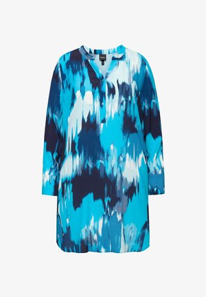 Blå og marineblå langærmet skjorte med knaplukning, der har et abstrakt akvarelmønster og en afslappet pasform. Glat stoftekstur.