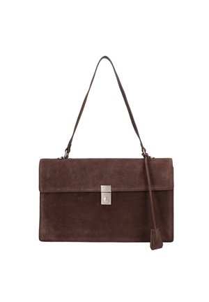 Sac à bandoulière en daim marron foncé de forme rectangulaire, fermeture à rabat, fermoir argenté et bandoulière étroite.