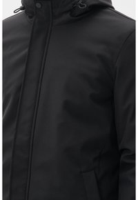 Veste imperméable noire dotée d'un col montant, d'une capuche ajustable avec cordon de serrage et de poches latérales. Texture lisse avec une finition semi-mate.