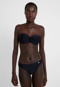 Schwarzes Bandeau-Bikinioberteil mit gerafftem Detail in der Mitte; passender Low-Rise-Bikini-Slip mit Logo-Akzent an der Seite. Glatte Textur.