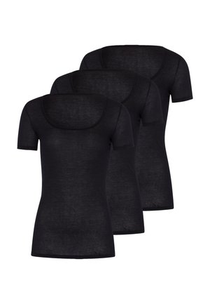 Tre sorte tætsiddende T-shirts med korte ærmer og rund hals, arrangeret i et forskudt overlappende layout på hvid baggrund.