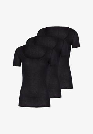 Trois T-shirts noirs ajustés à manches courtes et encolure arrondie, disposés en chevauchement décalé sur fond blanc.