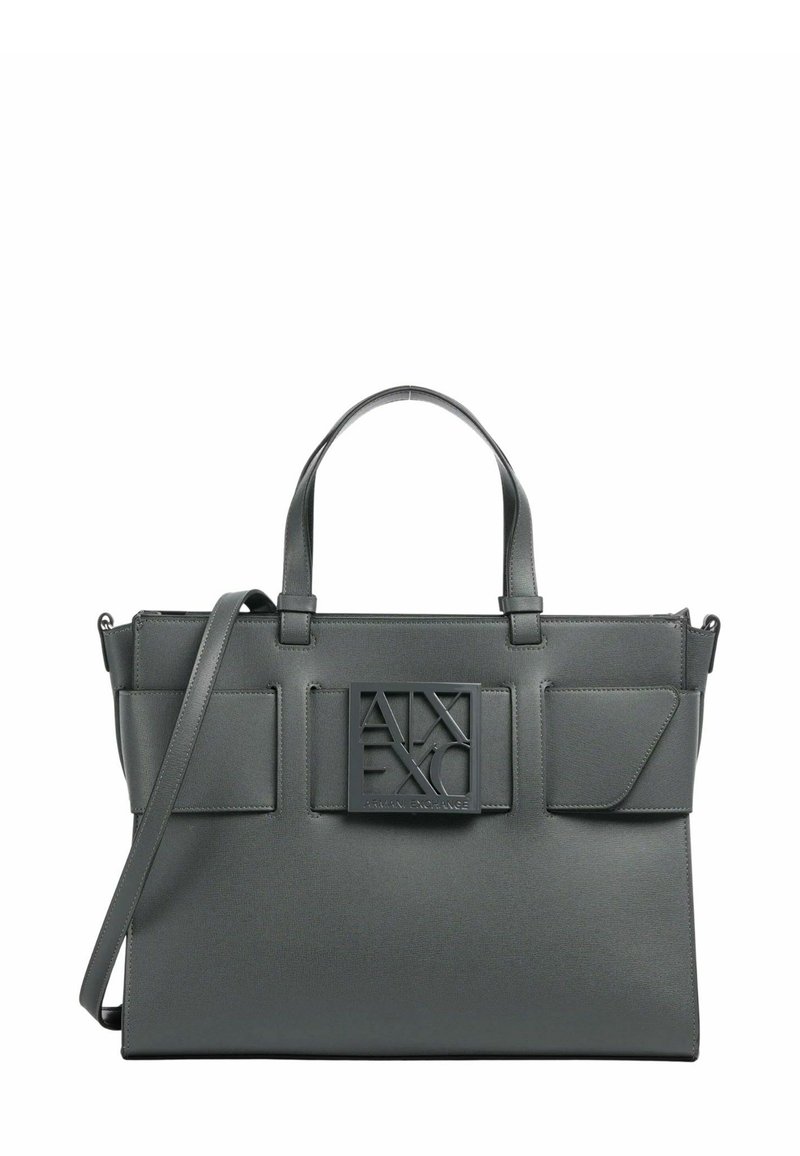 Sac à main rectangulaire gris foncé avec poignées courtes, une bandoulière, des détails sur le rabat avant et une plaque logo carrée au centre.