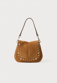 Sac à main en suede marron avec une forme détendue, orné de clous décoratifs argentés, dorés et cuivrés sur le devant. Comprend une bandoulière marron.