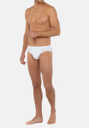 Witte katoenen slips met een eenvoudig ontwerp, elastische tailleband en een aansluitende vorm, met minimale stiksels en zonder extra patronen.