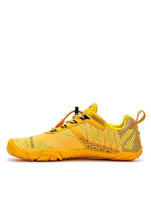 Zapatilla deportiva de perfil bajo de color amarillo brillante con parte superior de malla estampada, cierre de cordón negro y suela texturizada, mostrada de lado.