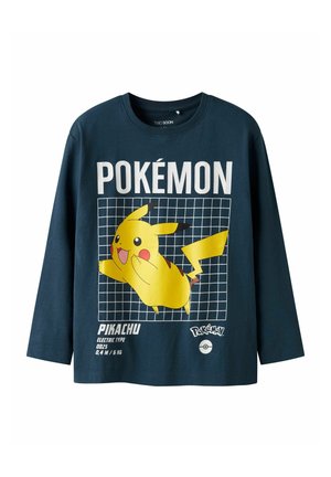 Námořnické tričko s dlouhým rukávem vyrobené z bavlny, s velkým žlutým grafikou Pikachu, mřížkovým pozadím a bílým textem „POKÉMON“ a detaily níže.