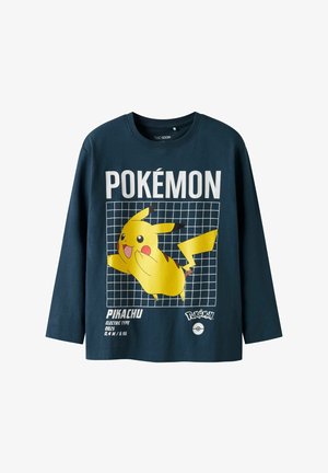Mornarska majica dugih rukava izrađena od pamuka, s velikom žutom grafikom Pikachua, rešetkastom pozadinom i bijelim tekstom "POKÉMON" te detaljima ispod.