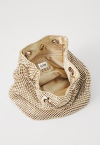 Borsa d'oro con texture di strass, fodera in morbido tessuto, manici a catena, chiusura con coulisse e etichetta del marchio all'interno.