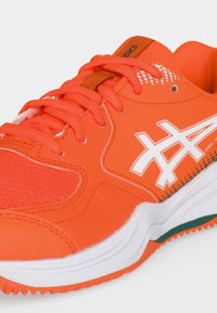 Πορτοκαλί αθλητικό παπούτσι Asics τρεξίματος με λευκό λογότυπο, πορτοκαλί κορδόνια και λευκή σόλα με πράσινες και πορτοκαλί λεπτομέρειες πέλματος.