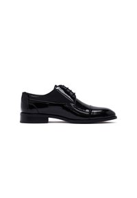 Chaussure de danse noire en cuir verni avec un bout arrondi, un design à lacets et une finition polie. Elle présente un talon bas et des coutures minimales.