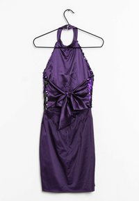 Lila satin klänning med paljetter längs halsringningen och sidorna, som har halterneck och en rosettdetalj vid midjan.