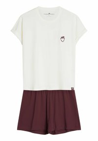 Biały top z krótkim rękawem z małą ikonką truskawki, połączony z luźnymi bordowymi szortami, casualowy strój letni.