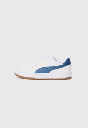 Baskets blanches avec des accents bleus, présentant des panneaux perforés, une semelle en caoutchouc et un design classique à lacets. Matériau synthétique léger.