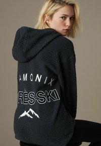 Next OUTDOOR QUARTER ZIP - Kapucni - slate grey apres ski graphic