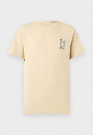 T-shirt beige à manches courtes avec petit logo Billabong et étoile orange à l'intérieur d'un carré bleu sur le côté gauche de la poitrine.