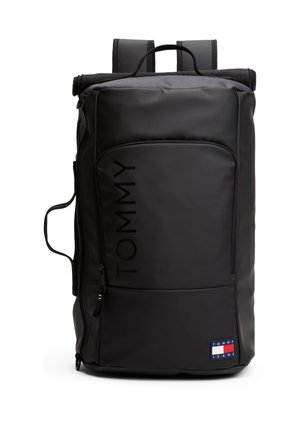Sac à dos rectangulaire noir avec une poche avant, des bretelles, une poignée supérieure et les logos "Tommy" et "Tommy Jeans" à l'avant.