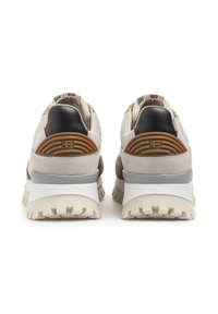 Calzature realizzate con un mix di materiali: camoscio grigio e pelle bianca. Suola spessa con grip testurizzato, dettagli marroni a contrasto sul tallone.