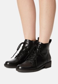 Tamaris Botines bajos - black