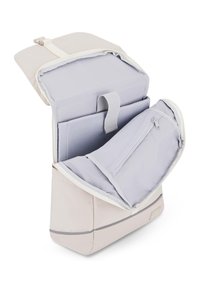 Világos bézs hátizsák puha szövet külsővel, szürke belsővel, több rekesszel, cipzáras zsebbel és fedélzárással.