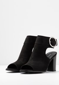 Madden Girl Kotníkové sandály  - black