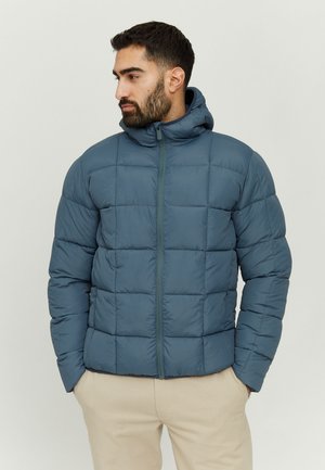 Dunkelblaue gepolsterte Kapuzenjacke mit gestepptem Design, Frontreißverschluss und elastischen Bündchen. Der Stoff wirkt glatt und leicht.
