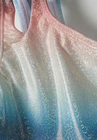 Tessuto lucido e degradé con sfumature di rosa, blu e argento. Presenta piccoli strass riflettenti sparsi, creando un effetto scintillante.