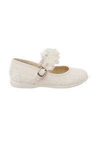 Ballerina in tessuto beige chiaro con finitura testurizzata, caratterizzata da una fascia con una fibbia argentata e un'accortezza floreale bianca sul lato.