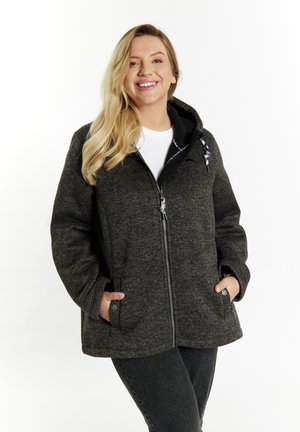 Giacca in fleece grigia con zip frontale, cappuccio e tasche laterali. Presenta una fodera interna nera e dettagli in metallo argentato. Tessuto testurizzato.