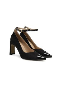 Chaussures à talons hauts en daim noir avec un bout pointu en cuir verni et une bride à la cheville. Présente un talon bloc et un design ouvert à l'avant.