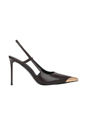 Escarpin marron foncé à talon haut avec bride arrière, talon aiguille fin et embout pointu métallique doré sur fond blanc.