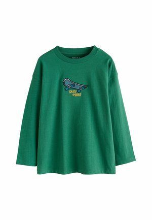 Grøn langærmet skjorte med en blå skateboardgrafik og ordene "SKATE OF MIND" broderet på brystet.