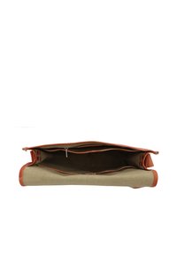 Borsa a pochette in pelle marrone con interno in canvass beige. Caratterizzata da una chiusura con zip e due scomparti interni per l'organizzazione.