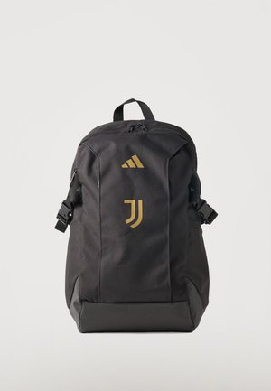 Czarny plecak z złotym logo Adidas oraz emblematem klubu piłkarskiego Juventus, wyposażony w regulowane boczne paski i górną rączkę.
