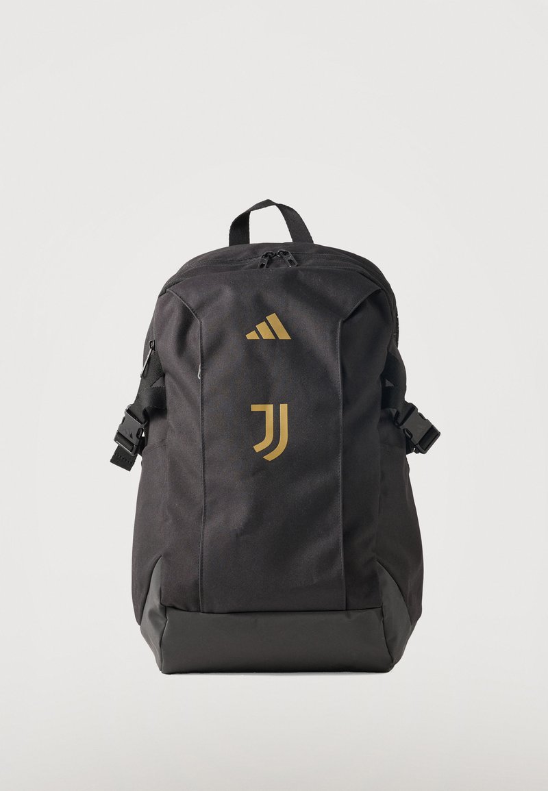 Μαύρο σακίδιο με χρυσλό λογότυπο Adidas και έμβλημα ποδοσφαιρικής ομάδας Juventus, με ρυθμιζόμενους πλευρικούς ιμάντες και χειρολαβή στην κορυφή.