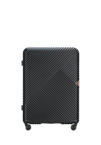 Valise rigide noire avec texture en relief diagonal, forme rectangulaire, quatre roues pour la mobilité et un logo en métal.