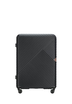 Maleta dura negra con textura de ribete diagonal, forma rectangular, cuatro ruedas para movilidad y un acento de logo metálico.