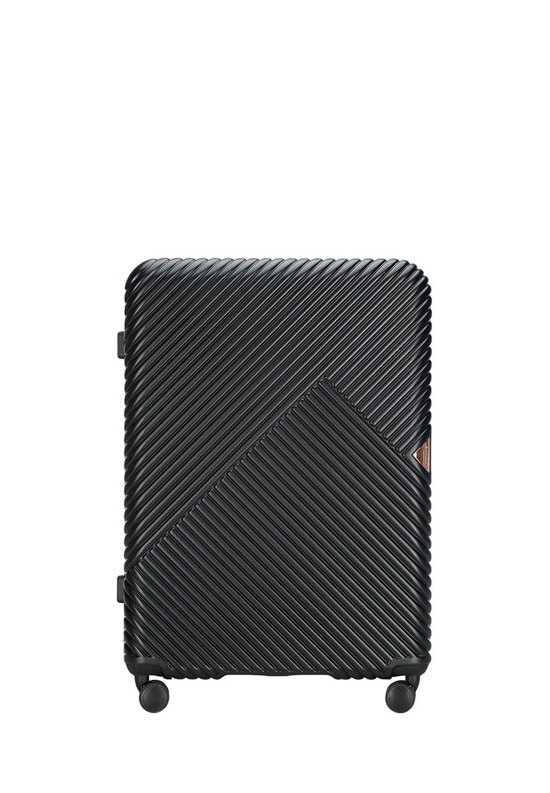 Valise rigide noire avec texture en relief diagonal, forme rectangulaire, quatre roues pour la mobilité et un logo en métal.