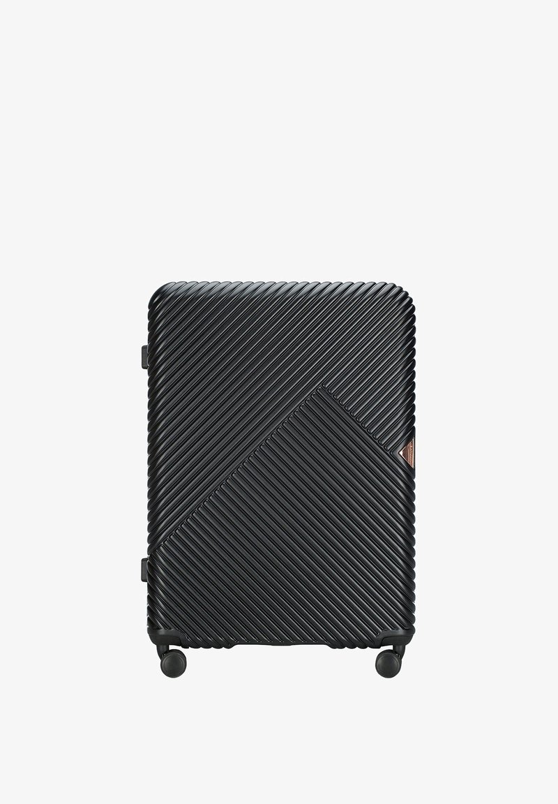 Valise rigide noire avec texture en relief diagonal, forme rectangulaire, quatre roues pour la mobilité et un logo en métal.