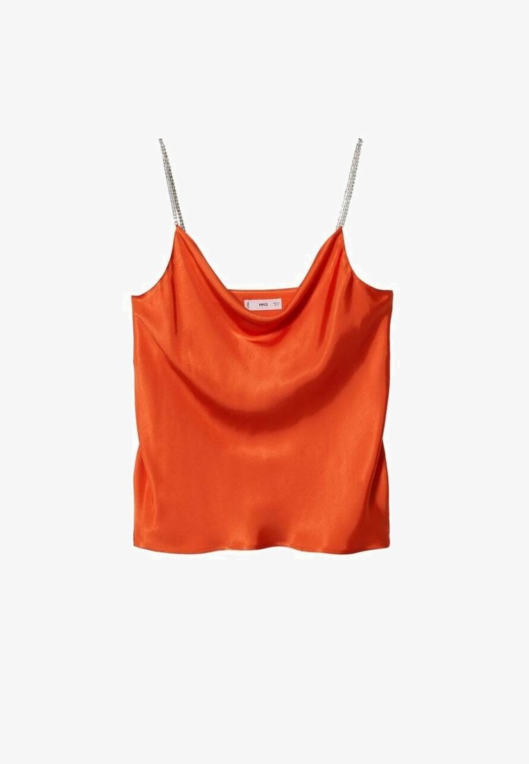 Haut caraco orange en satin avec un col drapé et de fines bretelles en chaîne argentée, présenté sur un fond blanc.