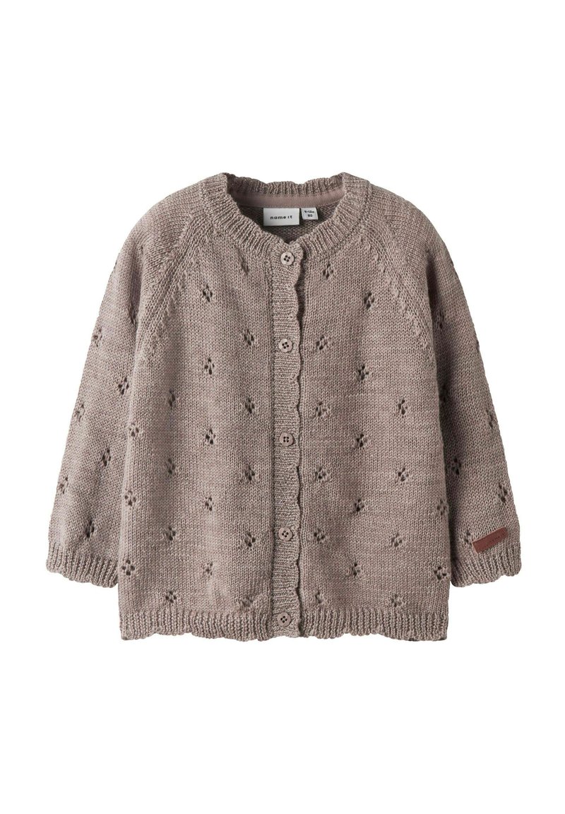 Cardigan per neonati grigio lavorato a maglia con piccoli motivi ad occhiello, scollatura rotonda, chiusura con bottoni e polsini e orlo a coste.