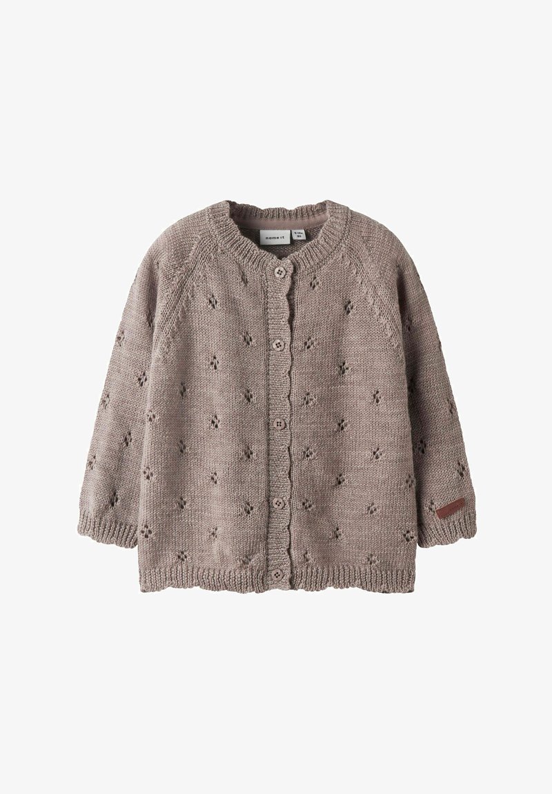 Grau gestrickte Babyjacke mit kleinen Lochmustern, rundem Halsausschnitt, Knopfverschluss sowie gerippten Bündchen und Saum.