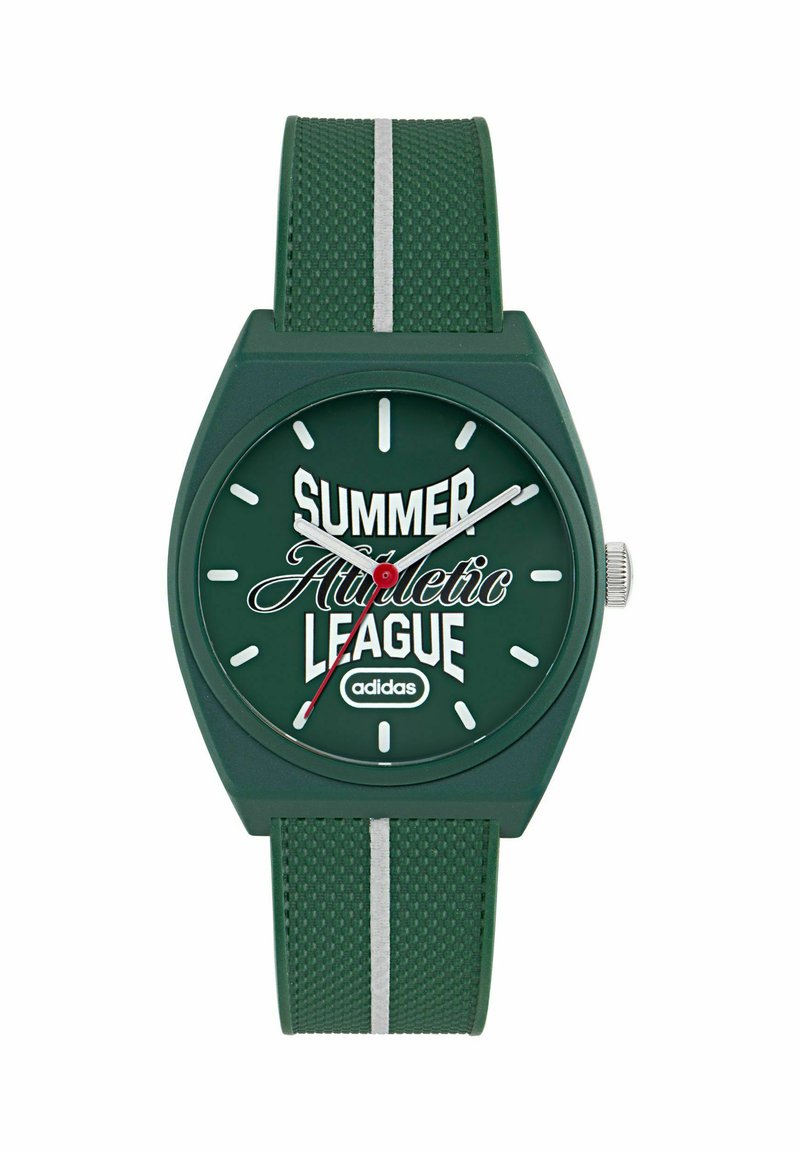 Reloj de pulsera verde con correa texturizada y franja blanca, esfera analógica que muestra el texto "Summer Athletic League" y el logo de Adidas, con manecillas plateadas y rojas.