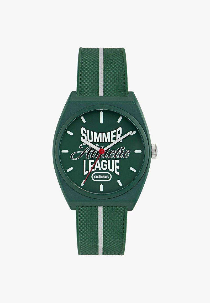 Reloj de pulsera verde con correa texturizada y franja blanca, esfera analógica que muestra el texto "Summer Athletic League" y el logo de Adidas, con manecillas plateadas y rojas.
