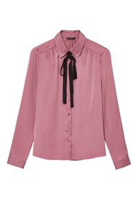 Blusa rosa a maniche lunghe in tessuto satinato, con colletto a punta, chiusura frontale con bottoni e dettaglio di papillon nero al collo.