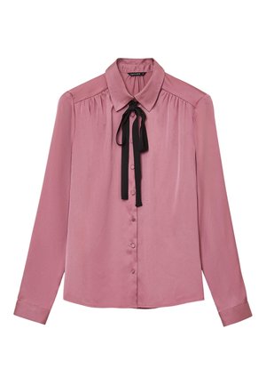 Langärmlige rosa Bluse aus Satin, mit spitzem Kragen, Frontknopfleiste und schwarzem Fliegenbinderdetail am Hals.