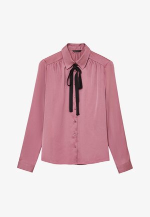 Langärmlige rosa Bluse aus Satin, mit spitzem Kragen, Frontknopfleiste und schwarzem Fliegenbinderdetail am Hals.