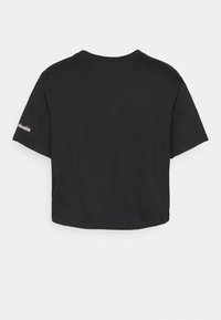 T-shirt nera cropped in cotone misto, con maniche corte, scollo rotondo e un piccolo logo bianco sulla manica sinistra.